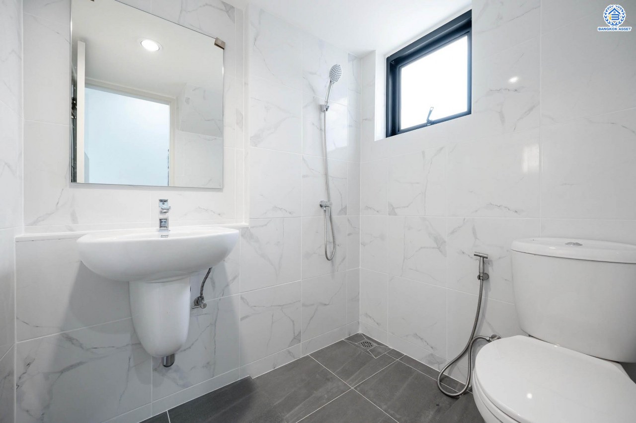 บ้านมือสองตกแต่งใหม่ โครงการ กฤษดานคร เลค แอนด์ พาร์ค บรมราชชนนี-พุทธมณฑลสาย3 เนื้อที่ 75 ตร.ว. บนพื้นที่ใช้สอย 121 ตร.ม. ฟังก์ชัน 3 ห้องนอน 2 ห้องน้ำ จอดรถได้ 2 คัน พร้อม 1 ห้องอเนกประสงค์บนทำเลศักยภาพเชื่อมต่อหลายเส้นทาง ใกล้เซ็นทรัลปิ่นเกล้า ม.มหิดล และทางด่วน "ศรีรัช"